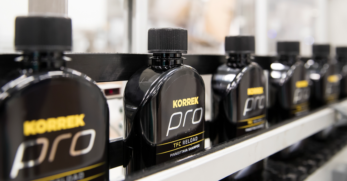 Mustat KORREK Pro TFC Reload -pullot etenevät tuotantolinjalla tehtaassa.